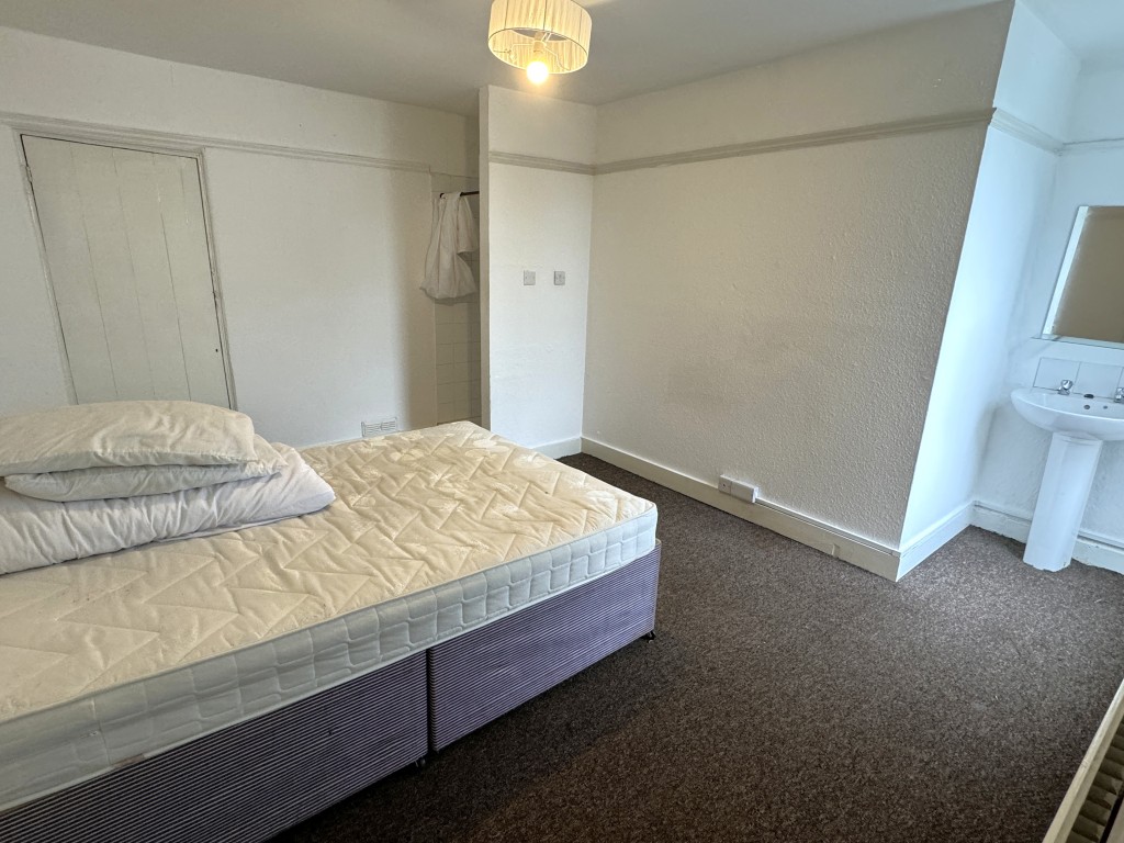Lot: 199 - ELEVEN-UNIT LICENSED HMO IN CENTRAL LOCATION - Bedroom two